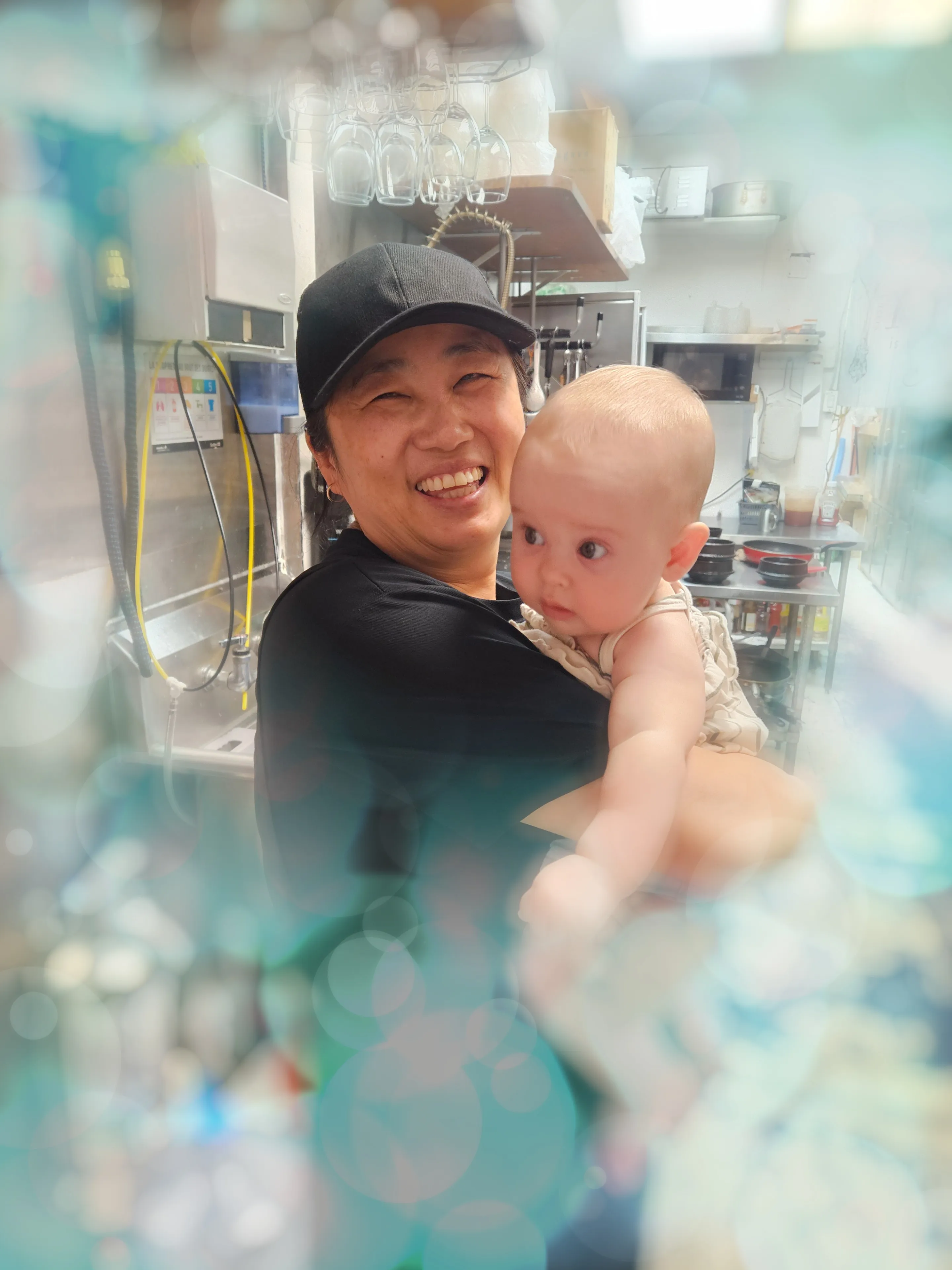 Le bébé de Bruno visitant la cuisine