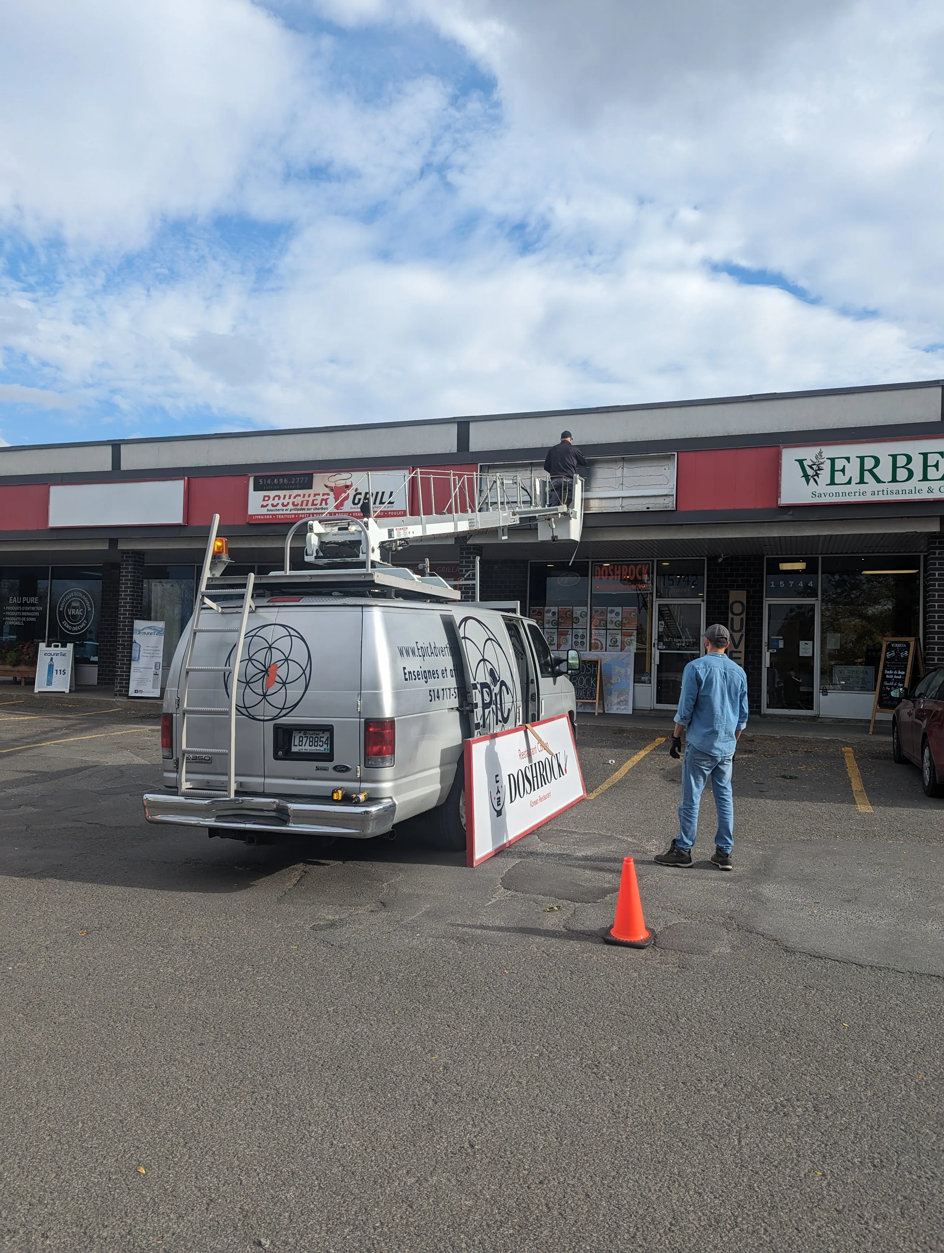 Installation de l'enseigne officielle